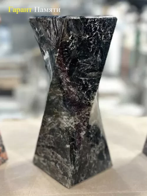 Ваза из гранита на могилу "Эксклюзив Крученая" 30 см